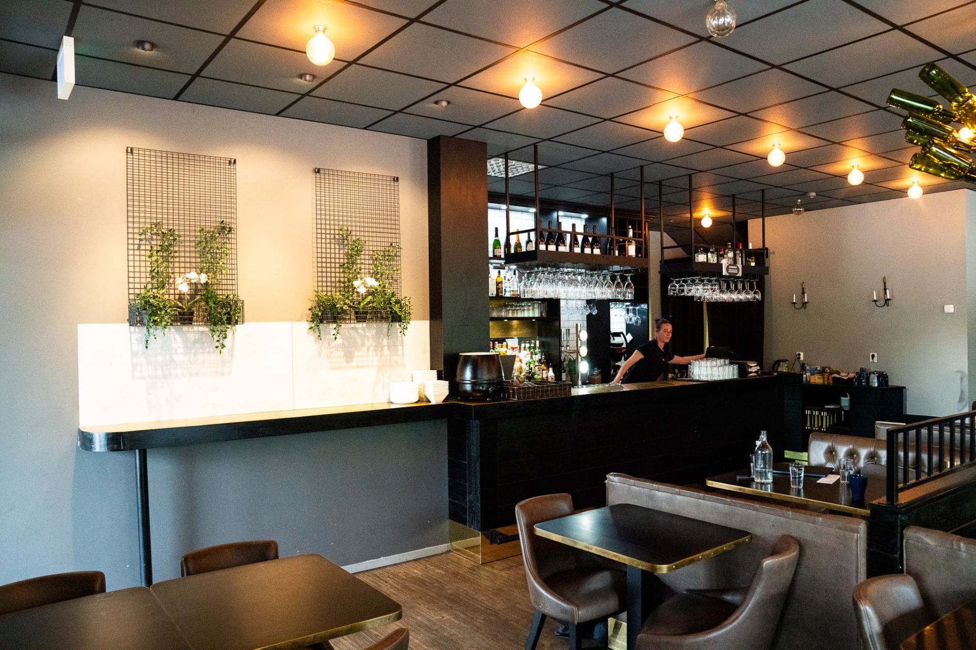 Restaurangens bar och sittplatser